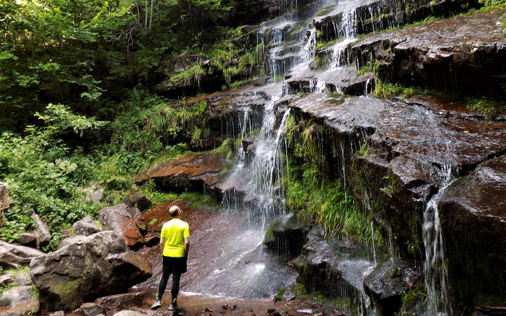 Wanderer mit Blick auf einen Wasserfall im Stara Planina Naturreservat